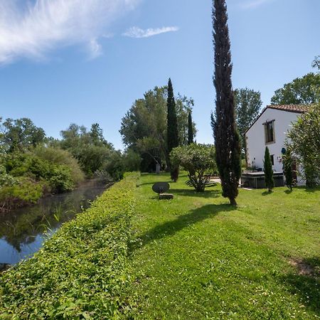Вилла Mas Des Eaux Claires Arles Camargue Сен-Жиль Экстерьер фото